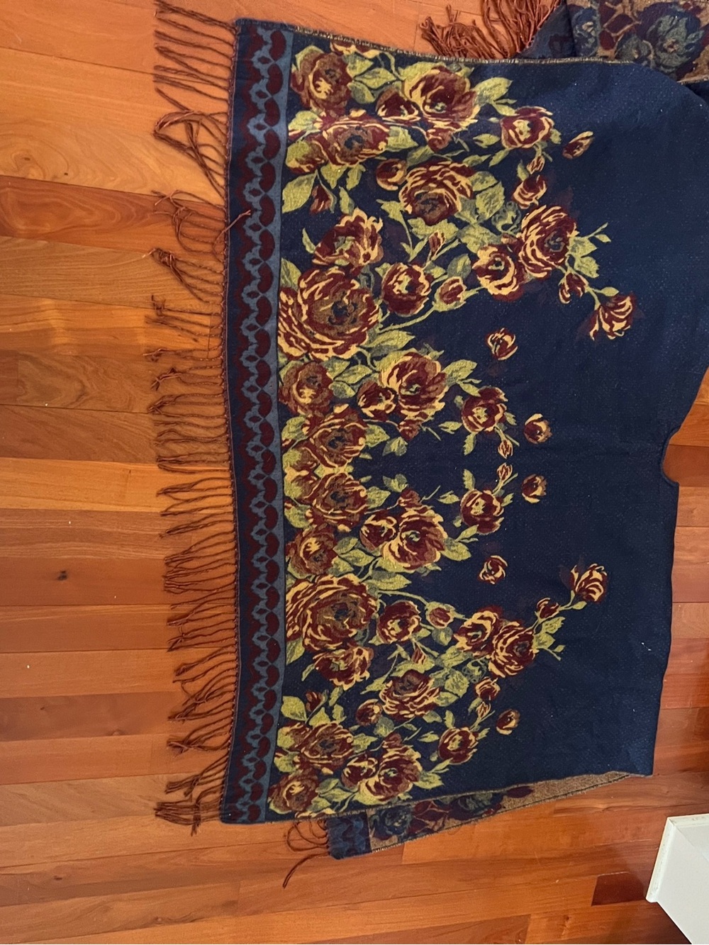 STUNNING vintage cape/ scarf resealable with tassels - Picture 4 of 6